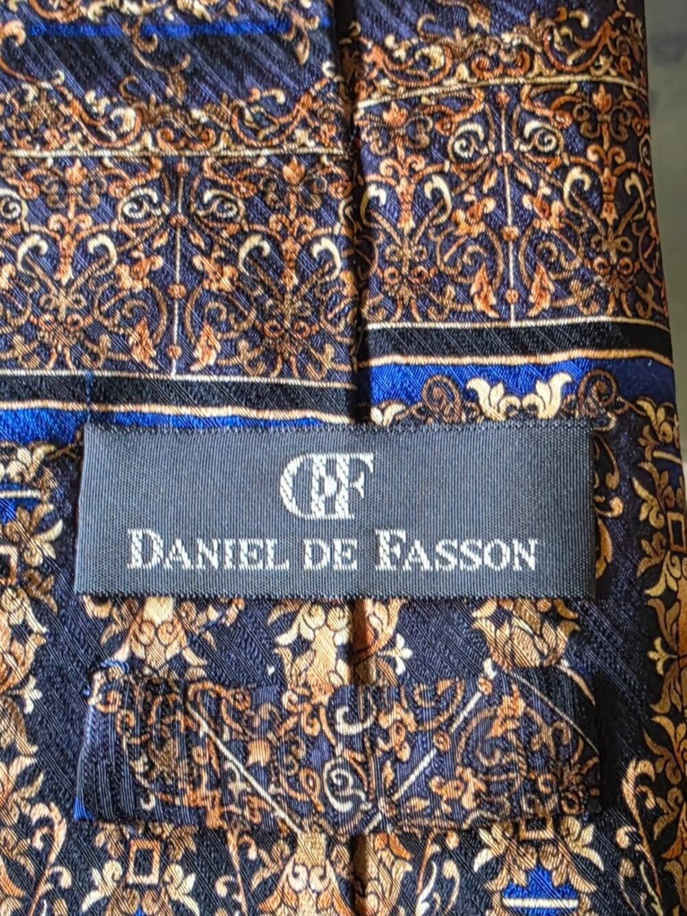 Daniel De Fasson 100% silk handmade 4x60 tie classical architectural motif